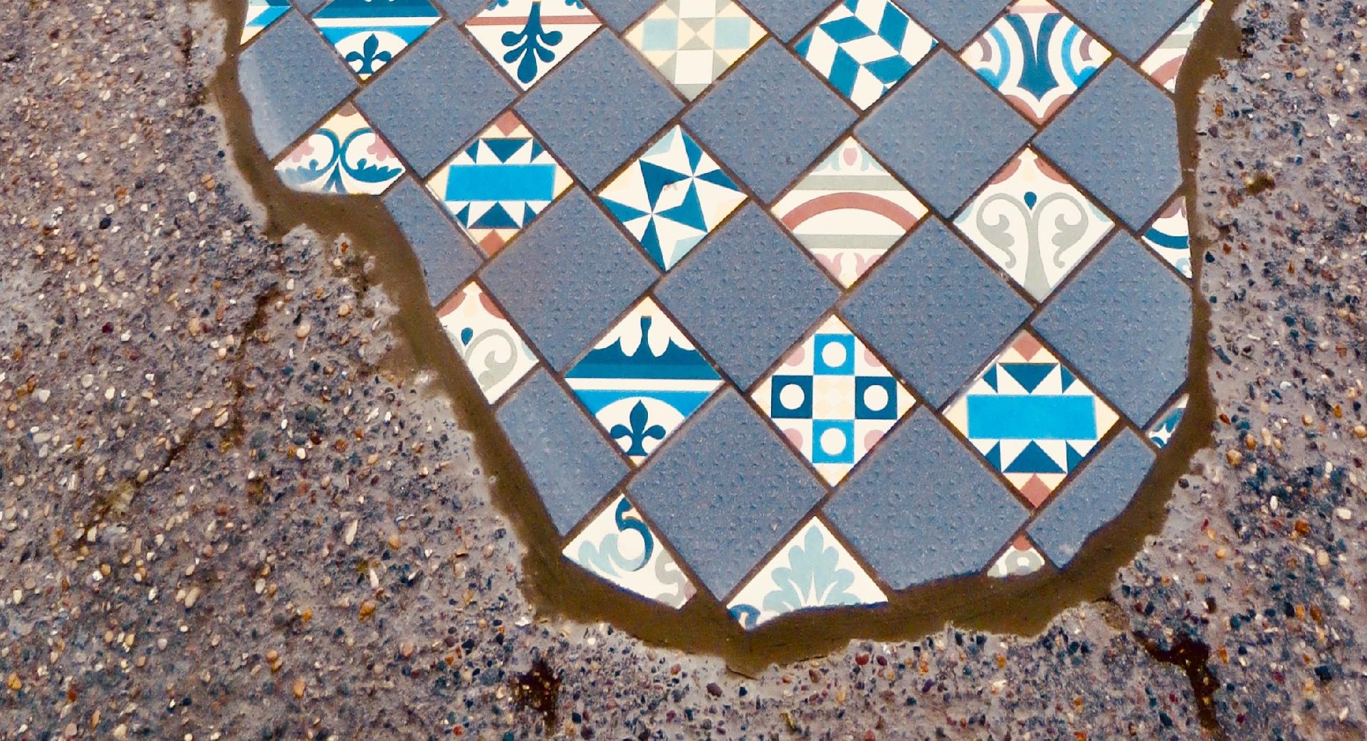 photo de réemploi de carrelage dans une rue