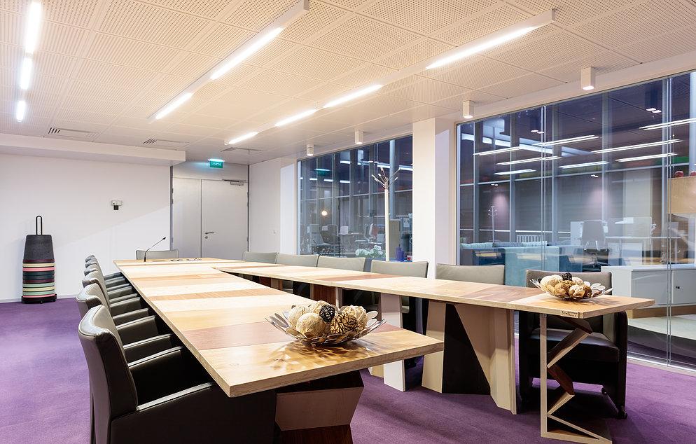 salle de réunion, des tables réemployées