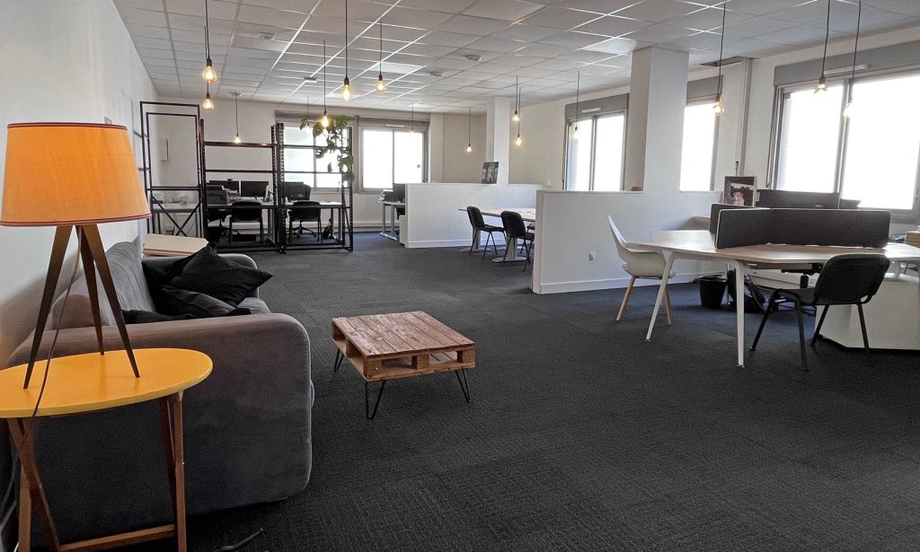 Bureaux de l'agence Bisons avec des matériaux en réemploi