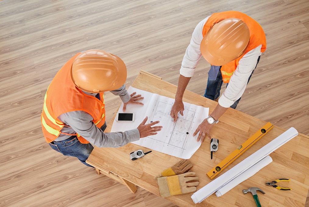 Hommes discutant autour d'un chantier