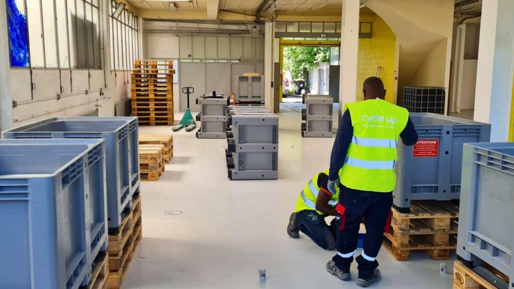 Ouvrier travaillant au sein de l'atelier de recondondtionnement