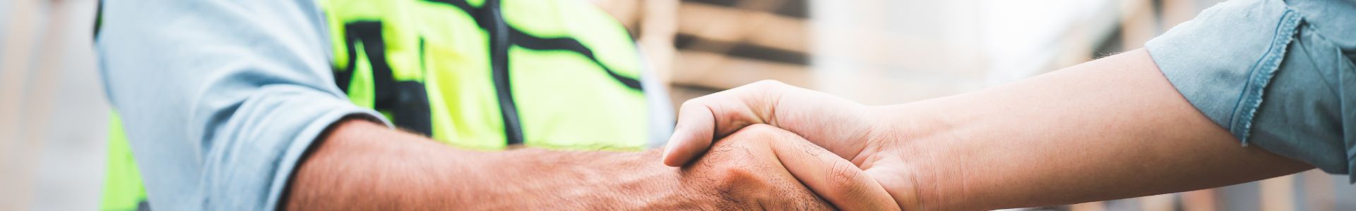 bannière hommes sur chantier serrant la main